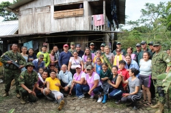 El brazo fuerte del Ejército y la mano solidaria del pueblo ecuatoriano llega con la ayuda ...