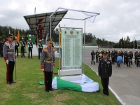 SUBOFICIALES REALIZAN EL DEVELAMIENTO DE LA PLACA RECORDATORIA Y SALEN POR EL PORTÓN VENCEDORES DEL CENEPA